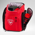 Rote und schwarze Rossignol HERO ATHLETES BAG mit einer Vordertasche, einer Seitentasche mit Reißverschluss für Skischuhe und einem offenen Hauptfach für deinen Helm – perfekt als wasserdichter Skirucksack, um all deine Skirennausrüstung und das Nötigste im Rucksack zu verstauen.