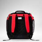 Der Rossignol HERO HEATED BAG 230V ist ein schwarz-roter Rucksack mit Rossignol-Logo, zwei Schulterriemen, einem Tragegriff oben und einem sichtbaren Namensschildhalter. Er ist im Stil einer Skischuhtasche gestaltet und auf einem hellgrauen Hintergrund abgebildet.