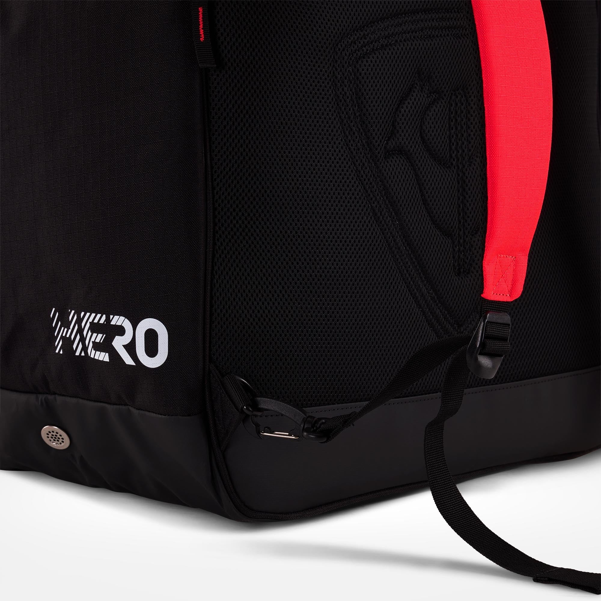 Nahaufnahme der Rossignol HERO HEATED BAG 230V, einer schwarzen Sporttasche mit auffälligem weißem „HERO“-Schriftzug, einem markanten roten Trageriemen und einem dezenten Rossignol-Logo-Umriss auf dem Stoff. Diese Skischuhtasche vereint Stil und Funktionalität mit ihrer sichtbaren Kunststoffschnalle und dem Riemen in der rechten unteren Ecke und bietet so einen bequemen Transport der Ausrüstung von Rossignol.