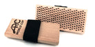 Rosshaar-Handbürste mit ergonomischem Holzgriff und schwarzer Handschlaufe – ideal zum Ausbürsten von Skiwachs und für das feine Finish strukturierter Beläge