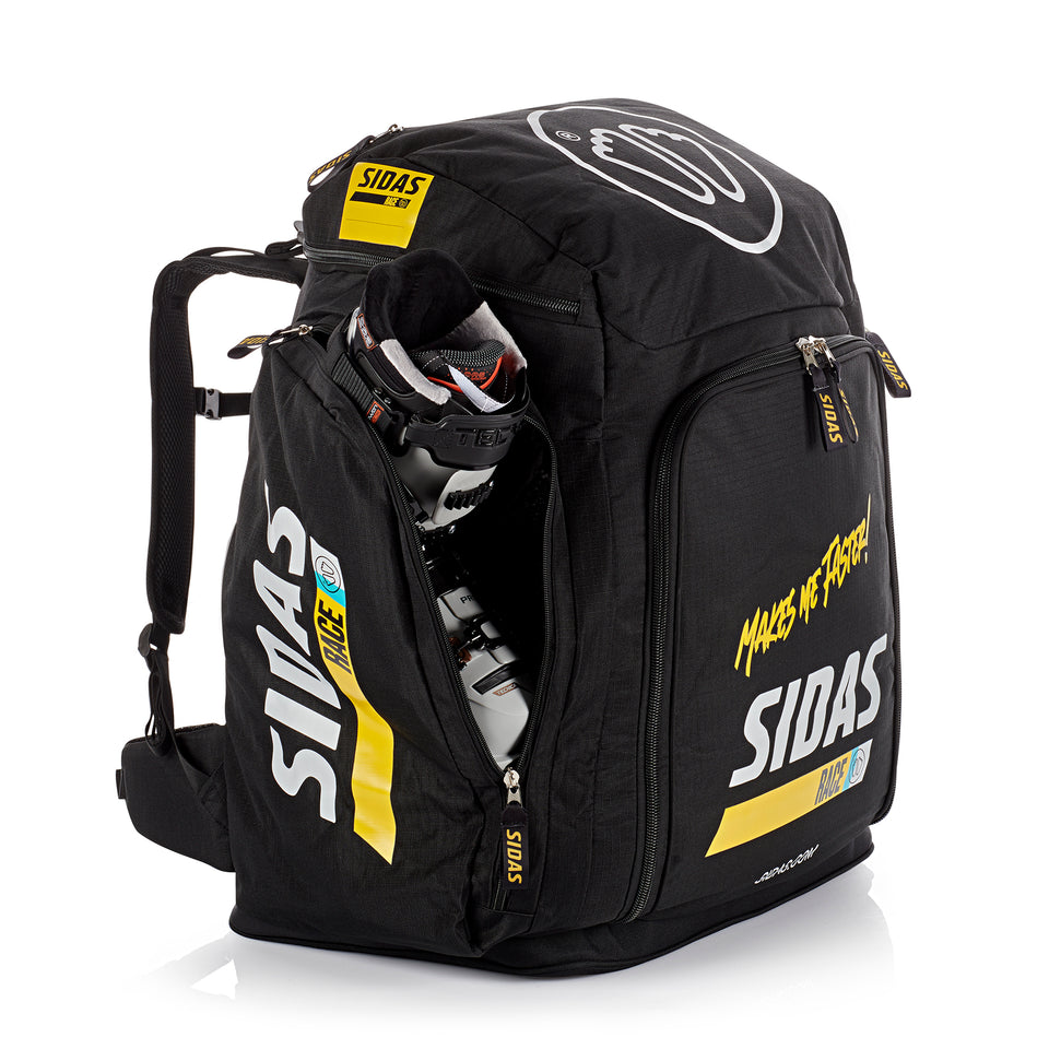 Sidas Race Bag 90L mit geöffnetem Seitenfach und sichtbarem Skischuh – robuster Ski-Rucksack mit großem Stauraum für Rennsport-Ausrüstung, ideal für ambitionierte Wintersportler