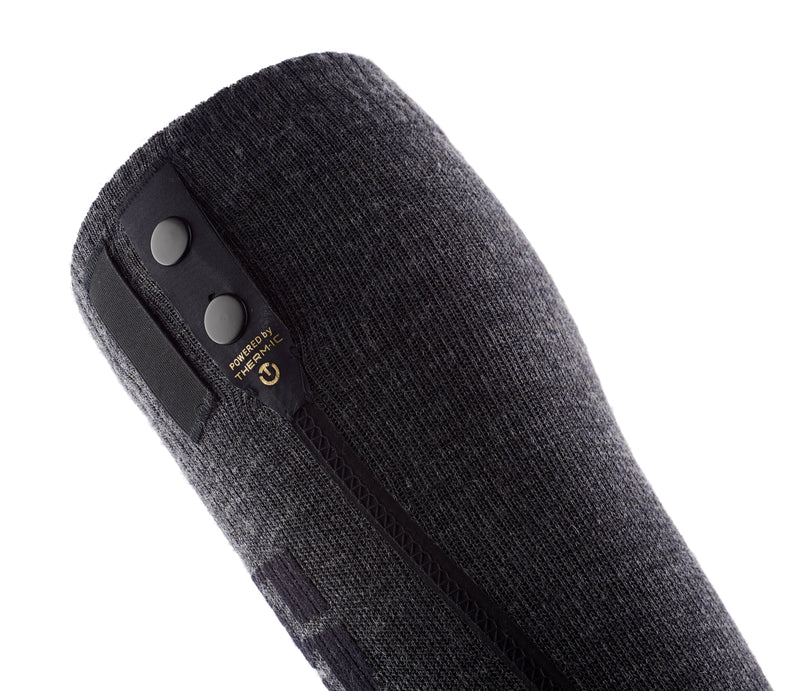 Nahaufnahme der Therm-ic Skisocke mit integrierter Akkuhalterung – ideale Befestigung für Heizakku bei beheizbaren Socken für Skifahrer