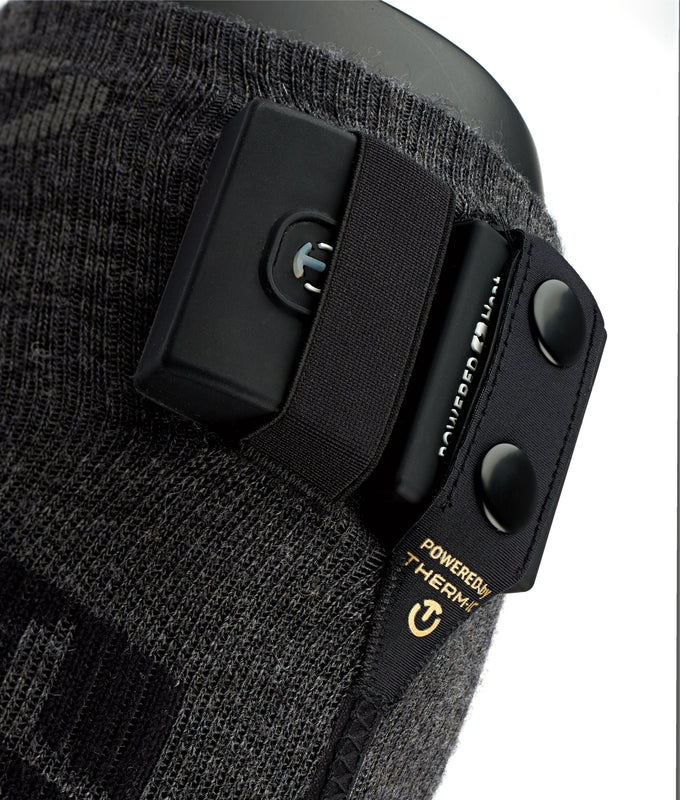 Beheizbare Socke mit Akku – Nahaufnahme der Thermosocke mit integriertem Heizmodul, Power-Button und Druckknopfverschluss. Ideal für Outdoor, Wintersport, kalte Füße und elektrische Fußwärme.