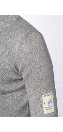 Nahaufnahme einer Person, die ein strukturiertes graues Diston DISTON Cut Resistant Top Junior - 4FIS Stars in CRG - CORE / Racing Fit mit einem sichtbaren Oberarmaufnäher mit der Aufschrift CONFORMS TO FIA Specifications 8856-2018 trägt.