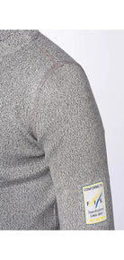 Nahaufnahme des Oberarms eines Junior-Skirennfahrers in dem grauen, strukturierten Diston DISTON Cut Resistant Top Junior - 3FIS Stars in CRG - BASE / Performance Fit. Ein Ärmelaufnäher weist auf die Konformität mit F.I.A. 8856-2018 CIK-FIA 2021 für schnittfeste Unterwäsche hin.