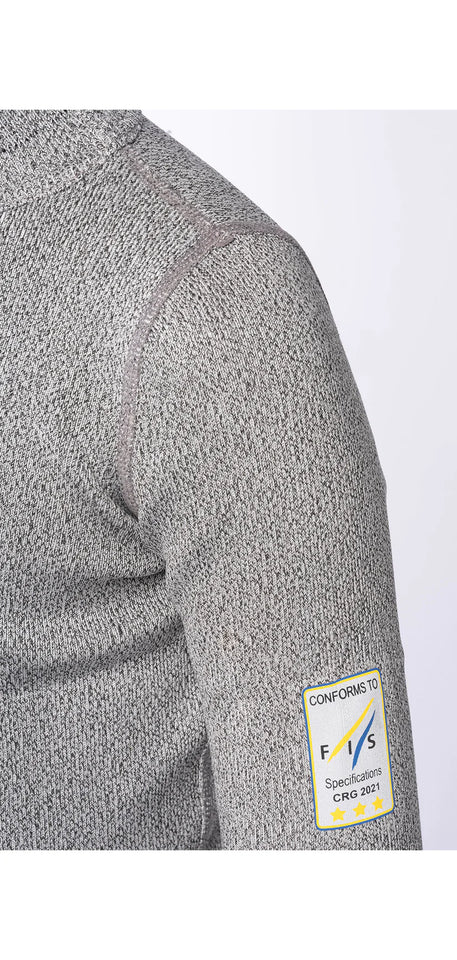 Nahaufnahme des Oberarms eines Junior-Skirennfahrers in dem grauen, strukturierten Diston DISTON Cut Resistant Top Junior - 3FIS Stars in CRG - BASE / Performance Fit. Ein Ärmelaufnäher weist auf die Konformität mit F.I.A. 8856-2018 CIK-FIA 2021 für schnittfeste Unterwäsche hin.