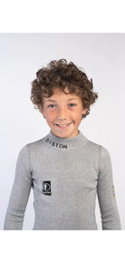 Ein lächelnder Junge mit lockigen braunen Haaren trägt das Diston Cut Resistant Top Junior - 3FIS Stars in CRG - BASE / Performance Fit mit dem Schriftzug "DISTON" auf dem Kragen und einem Brustlogo vor einem schlichten weißen Hintergrund.