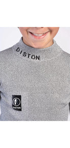 Ein Kind, möglicherweise ein Skirennfahrer, trägt das Diston Cut Resistant Top Junior - 3FIS Stars in CRG - BASE / Performance Fit mit "DISTON" auf dem Kragen und einem schwarz-weißen Diston-Brustlogo und lächelt, wobei sein Gesicht von der Nase abwärts sichtbar ist.