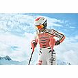 Ein Skifahrer im rot-weißen Rennanzug, der den Uvex Resolution SL weiß-elect rot 2026/2027 Skihelm und die Skibrille von Uvex trägt, steht mit Skistöcken auf einer verschneiten Piste, im Hintergrund schneebedeckte Berge und ein klarer blauer Himmel.