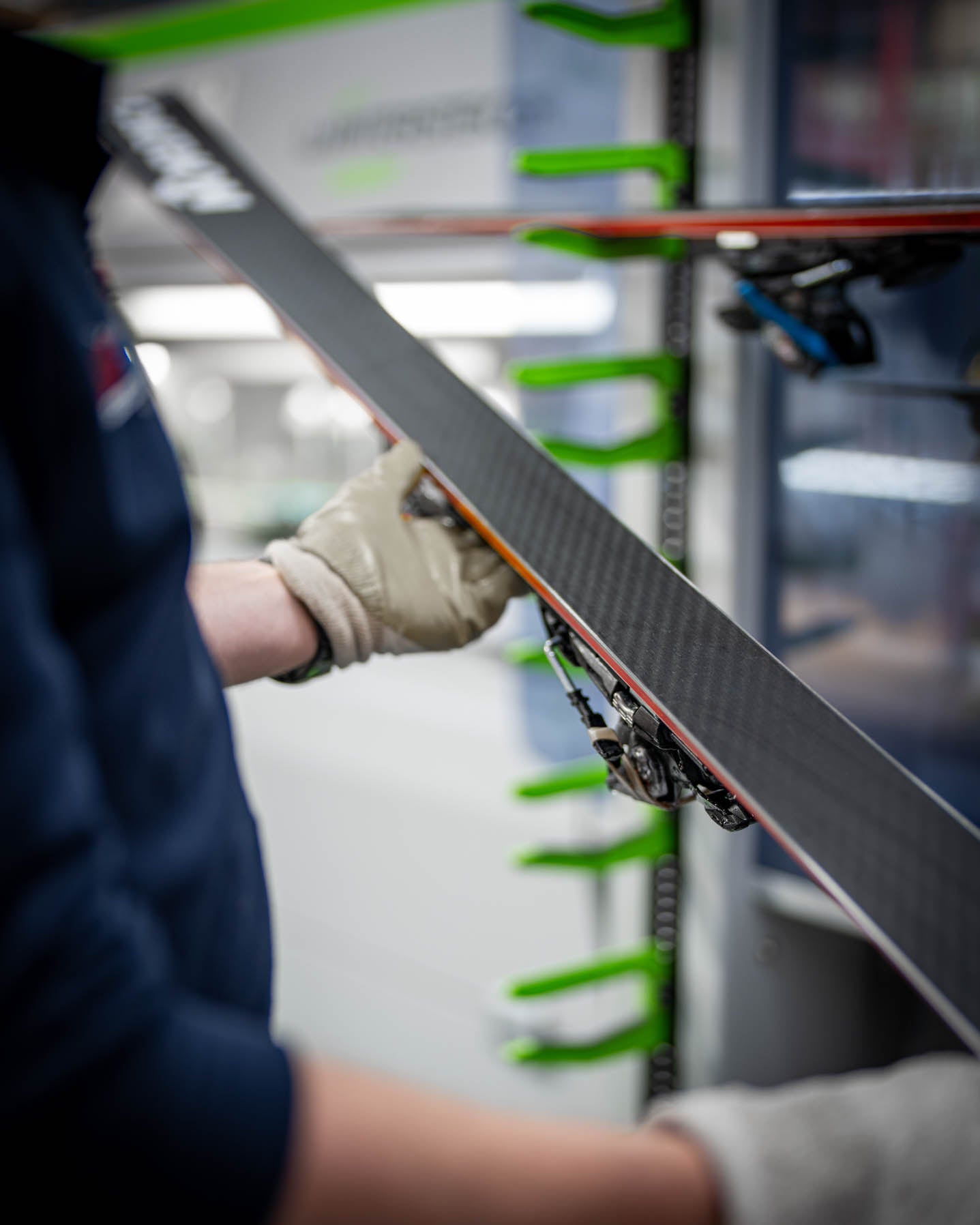 Franz Simmerl überprüft den frisch präparierten Skibelag nach dem Maschinenschliff – hochwertiger Skiservice mit Wintersteiger-Technologie