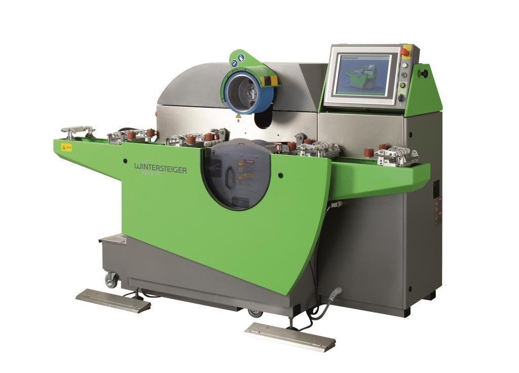 Franz Simmerl bei der manuellen Strukturierung eines Rennskis mit der WINTERSTEIGER Race NC – präziser Skiservice für Weltcup-Standards im SF Sports Werkstattzentrum