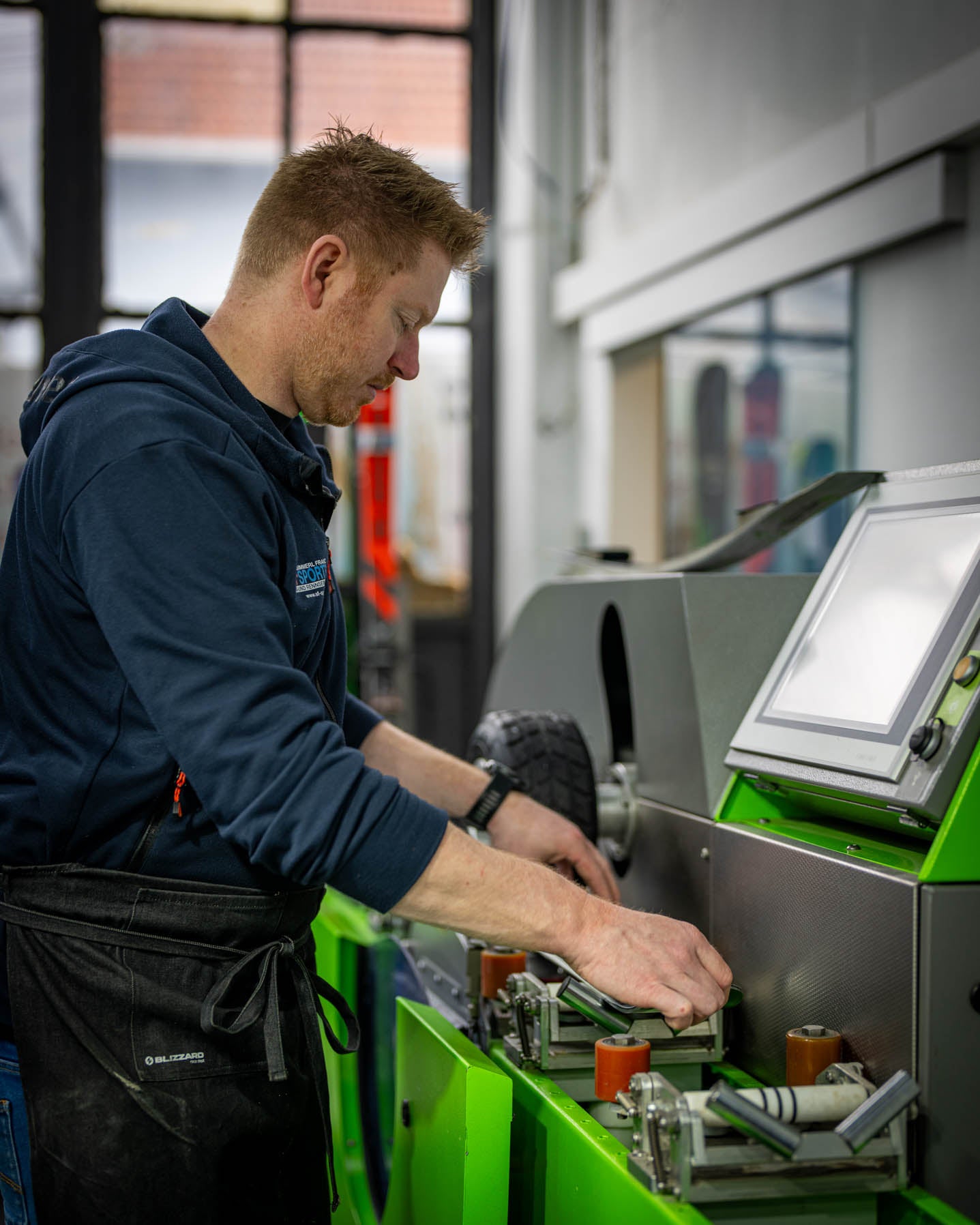Franz Simmerl bedient die Wintersteiger Race NC Skiservice-Maschine zur professionellen Belagsbearbeitung – präziser Skiservice in der Werkstatt