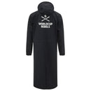 HEAD Worldcup Rebels Race Rain Coat Junior – langer, wasserdichter Rennmantel für Kinder mit Kapuze und Worldcup Rebels Logo auf dem Rücken, ideal für Skirennen und Training bei Regen.