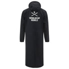 HEAD Worldcup Rebels Race Rain Coat Junior – langer, wasserdichter Rennmantel für Kinder mit Kapuze und Worldcup Rebels Logo auf dem Rücken, ideal für Skirennen und Training bei Regen.