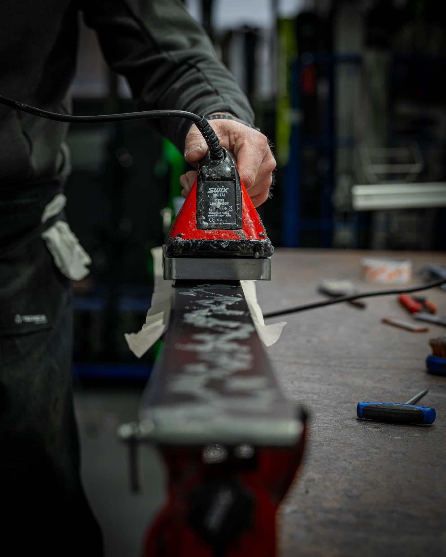 Manuelles Skiwachsen mit Swix Wachsbügeleisen – professioneller Skiservice für optimale Gleiteigenschaften