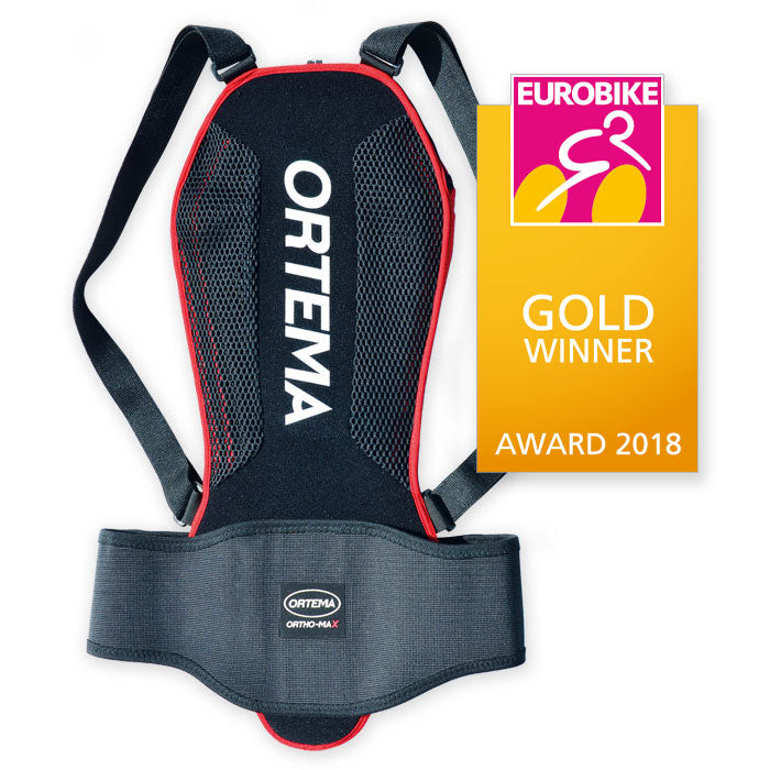 Der Ortema ORTHO-MAX Light Rückenprotektor mit ORTEMA Branding und Eurobike Gold Winner 2018 Plakette mit pink-gelbem Radfahrer bietet besten Wirbelsäulenschutz.
