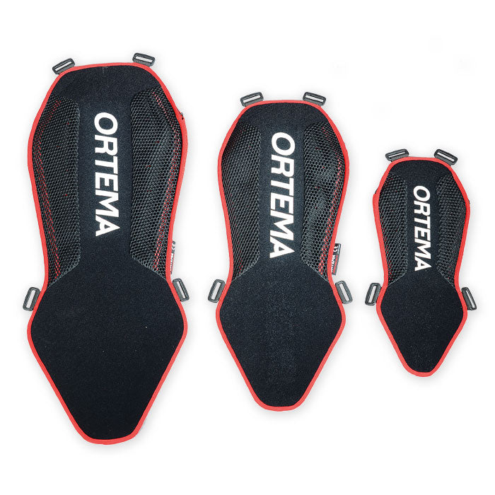 Drei Ortema ORTHO-MAX Light Rückenprotektoren in schwarz mit roter Umrandung in den Größen S, M und L, jeweils mit weißem Schriftzug "ORTEMA", sind auf weißem Grund abgebildet, um die Wirbelsäule optimal zu schützen.