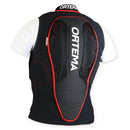 Eine Person trägt eine schwarze Ortema ORTHO-MAX Vest Light JUNIOR mit rotem Besatz und weißem Ortema-Branding, die für die Sicherheit beim Sport konzipiert wurde. Der Rückenprotektor bedeckt den Rücken und die Schultern, von hinten gesehen.