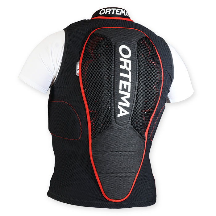 Eine Person trägt eine schwarze Ortema ORTHO-MAX Vest Light JUNIOR mit rotem Besatz und weißem Ortema-Branding, die für die Sicherheit beim Sport konzipiert wurde. Der Rückenprotektor bedeckt den Rücken und die Schultern, von hinten gesehen.