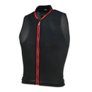 Die Ortema ORTHO-MAX Vest Light ist eine ärmellose, schwarze Netzweste mit einem rot eingefassten Frontreißverschluss und kleinem Kragen. Aus atmungsaktivem Material gefertigt, ist sie ideal für Sport und Outdoor-Aktivitäten und bietet zusätzlichen Rückenprotektor-Schutz.