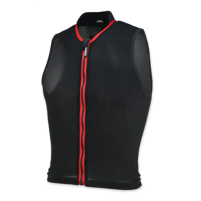 Die Ortema ORTHO-MAX Vest Light ist eine ärmellose, schwarze Netzweste mit einem rot eingefassten Frontreißverschluss und kleinem Kragen. Aus atmungsaktivem Material gefertigt, ist sie ideal für Sport und Outdoor-Aktivitäten und bietet zusätzlichen Rückenprotektor-Schutz.