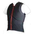 Eine ärmellose schwarze Ortema ORTHO-MAX Vest Light mit roten Nähten und einem Reißverschluss auf der Vorderseite, die über einem weißen kurzärmeligen Hemd getragen wird, ist auf weißem Hintergrund abgebildet.