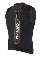 Die Ortema ORTHO-MAX Vest Light JUNIOR ist eine schwarze, ärmellose Weste mit Frontreißverschluss, rot abgesetztem Kragen und vertikalem ORTEMA-Logo. Sie ist für Sport und Sicherheit konzipiert und verfügt über einen integrierten Rückenprotektor.
