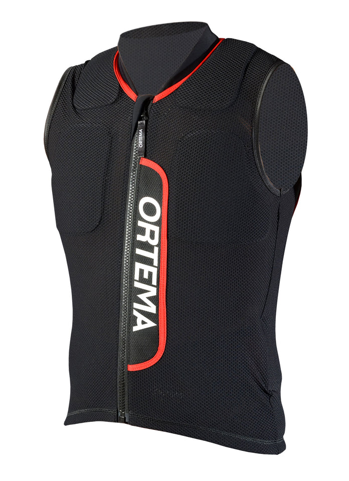 Die Ortema ORTHO-MAX Vest Light JUNIOR ist eine schwarze, ärmellose Weste mit Frontreißverschluss, rot abgesetztem Kragen und vertikalem ORTEMA-Logo. Sie ist für Sport und Sicherheit konzipiert und verfügt über einen integrierten Rückenprotektor.