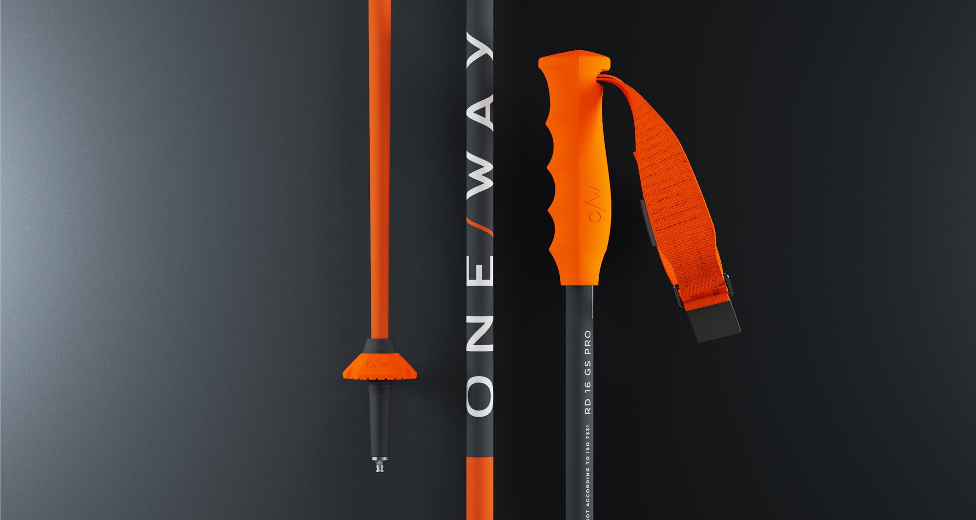Nahaufnahme von drei One Way RD 16 GS PRO Skistöcken in Orange und Schwarz mit Griff, Schlaufe und Abfahrtsgeometrie-Spitze mit sichtbarem "One Way"-Schriftzug auf dem Schaft, alles vor dunklem Hintergrund.