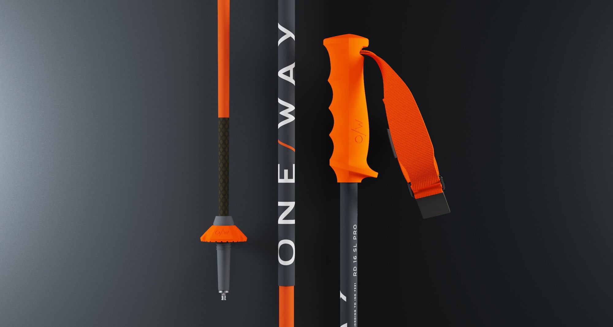 Nahaufnahme von drei orange-schwarzen One Way RD 16 SL PRO Skistöcken von One Way mit ergonomischen Griffen, Handgelenkschlaufen und strukturierten Schäften im Rennsport-Slalomstock-Design auf dunklem Hintergrund.