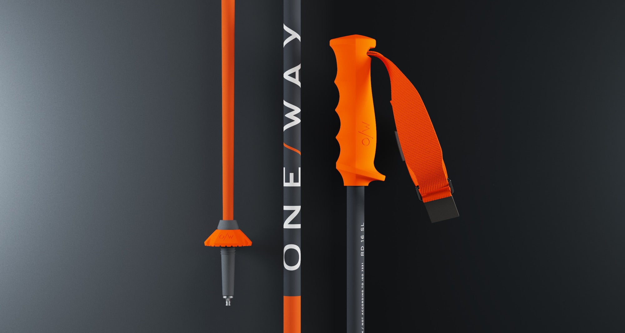 Nahaufnahme des One Way RD SL Junior-Skistocks mit schwarz-orangem Design, leuchtend orangefarbenen Griffen, Handschlaufen und dem One Way"-Schriftzug auf dem Aluminiumschaft vor einem dunklen Hintergrund.