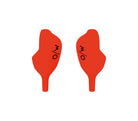 Zwei neonorangefarbene, paddelförmige One Way GATE GUARD WC-Objekte von One Way, die jeweils mit "M/O" in schwarzer Schrift gekennzeichnet sind, stehen auf weißem Hintergrund und zeigen in entgegengesetzte Richtungen.
