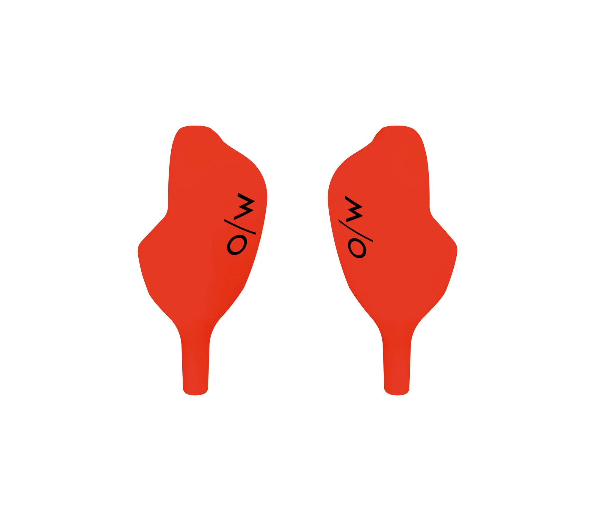 Zwei neonorangefarbene, paddelförmige One Way GATE GUARD WC-Objekte von One Way, die jeweils mit "M/O" in schwarzer Schrift gekennzeichnet sind, stehen auf weißem Hintergrund und zeigen in entgegengesetzte Richtungen.
