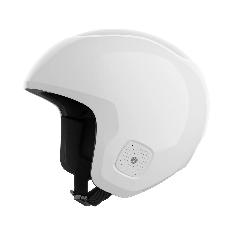 Der POC Sports Skull Dura JR ist ein glänzender weißer Helm mit schwarzer Innenpolsterung und Kinnriemen, kleiner quadratischer Belüftungsöffnung in der Nähe des Ohrs und FIS RH 2013-Zertifizierung, dargestellt von der Seite auf einem schlichten hellen Hintergrund.