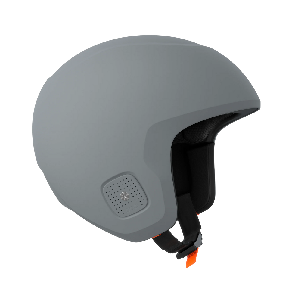 Der POC Sports Poc Skull Dura X Mips ist ein mattgrauer Integralhelm mit schwarzem Innenfutter, Belüftung im Ohrbereich, Kinnriemen mit orangefarbener Schnalle und FIS RH 2013 Zertifizierung.