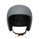 Ein mattgrauer POC Sports Poc Skull Dura X Mips Helm von hinten gesehen, mit sichtbarer Innenpolsterung, einem schwarzen Kinnriemen mit orangefarbenen Laschen und weißem Text auf der Innenseite.
