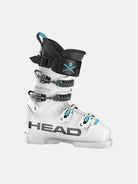 Der Head Raptor WCR 5 SC RV White 2026/2027 Skischuh von Head hat eine weiße Schale mit schwarzen und blauen Akzenten, vier schwarze Schnallen, eine schwarze Manschette, ein auffälliges HEAD Branding und eine Totenkopfgrafik mit blauen Highlights auf der Manschette.