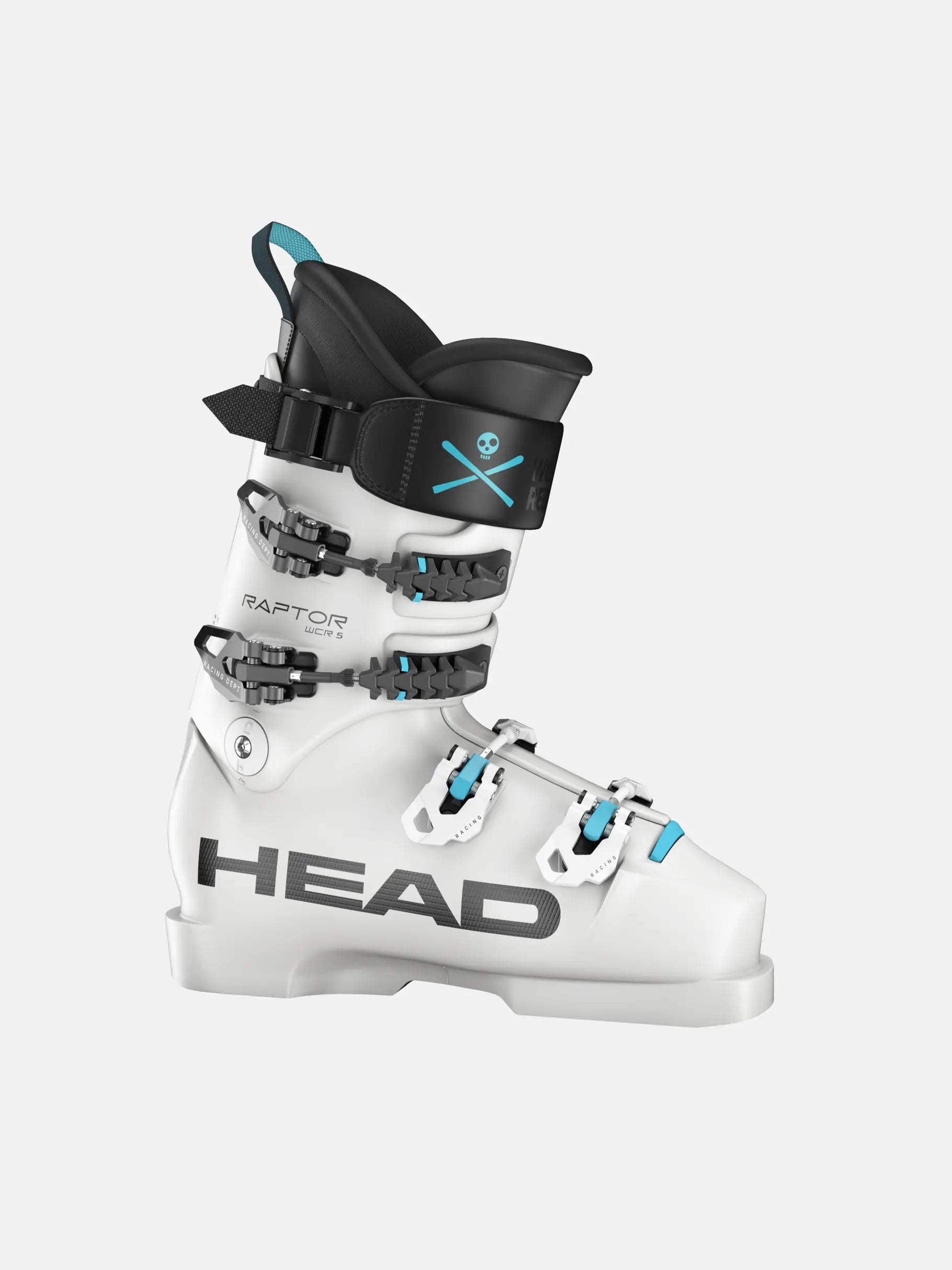 Der Head Raptor WCR 5 SC RV White 2026/2027 Skischuh von Head hat eine weiße Schale mit schwarzen und blauen Akzenten, vier schwarze Schnallen, eine schwarze Manschette, ein auffälliges HEAD Branding und eine Totenkopfgrafik mit blauen Highlights auf der Manschette.