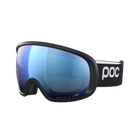 Ein Paar schwarze POC Sports Fovea Skibrillen mit blauen, reflektierenden Gläsern mit Clarity-Technologie und einem verstellbaren schwarzen Band mit weißem POC-Logo.