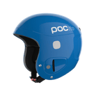 Der POC Sports POCito Skull ist ein blauer Skihelm mit dem weißen Schriftzug "pocito" an der Seite, schwarzer Innenpolsterung und einem schwarzen, verstellbaren Kinnriemen mit roter Schließe.