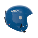Der POC Sports POCito Skull ist ein blauer Ski- oder Snowboardhelm für Kinder mit dem Schriftzug "POCito" in weißer Schrift, Belüftungslöchern und einem Kinnriemen auf weißem Hintergrund.