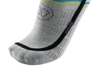 Eine Nahaufnahme der SIDAS Ski race S.E.T Socken von Sidas. Sie sind aus grauem Stoff mit schwarzem Rand, blauen und grünen Streifen am Bündchen und einem dezenten Logo am Fuß, das für Komfort auf und abseits der Piste sorgt.