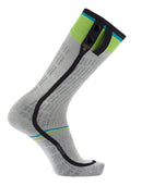 Die Sidas SIDAS Ski race S.E.T. Socken sind graue, kniehohe Skisocken aus Merinowolle mit grünen und blauen Akzenten, einem schwarzen Reißverschluss, der vom Knöchel bis zur Spitze verläuft, und zwei schwarzen Druckknöpfen an einem schwarzen Band in der Nähe des Bündchens.