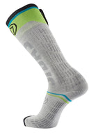 Die SIDAS Ski race S.E.T Socke von Sidas ist ein einfacher grauer Kniestrumpf aus weichen Merinowolle-Skisocken mit grünen, blauen und schwarzen geometrischen Akzenten und einem Logo am oberen Rand. Auf weißem Hintergrund.