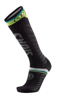 Eine einzelne schwarze, kniehohe SIDAS Ski ultrafit Race Socke von Sidas mit weißen und neongrünen Akzenten, mit "CHAIR"-Schriftzug und geometrischen Mustern. Hergestellt aus Bio-Merinowolle mit verstärkter Spitze und Ferse für Langlebigkeit.