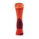 Eine einzelne orangefarbene SIDAS Ski Merino Junior Socke von Sidas, mit schwarzen und roten Akzenten, steht aufrecht auf weißem Hintergrund. Mit strukturierten Bereichen für zusätzlichen Halt und Unterstützung - perfekt für junge Sportler.