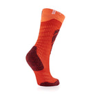 Eine einzelne SIDAS Ski Merino Junior Socke von Sidas, in Orange und Schwarz, wird auf einer unsichtbaren Fußform präsentiert. Die Socke hat gepolsterte Zonen, eine gerippte Textur und geometrische Muster vor einem weißen Hintergrund.