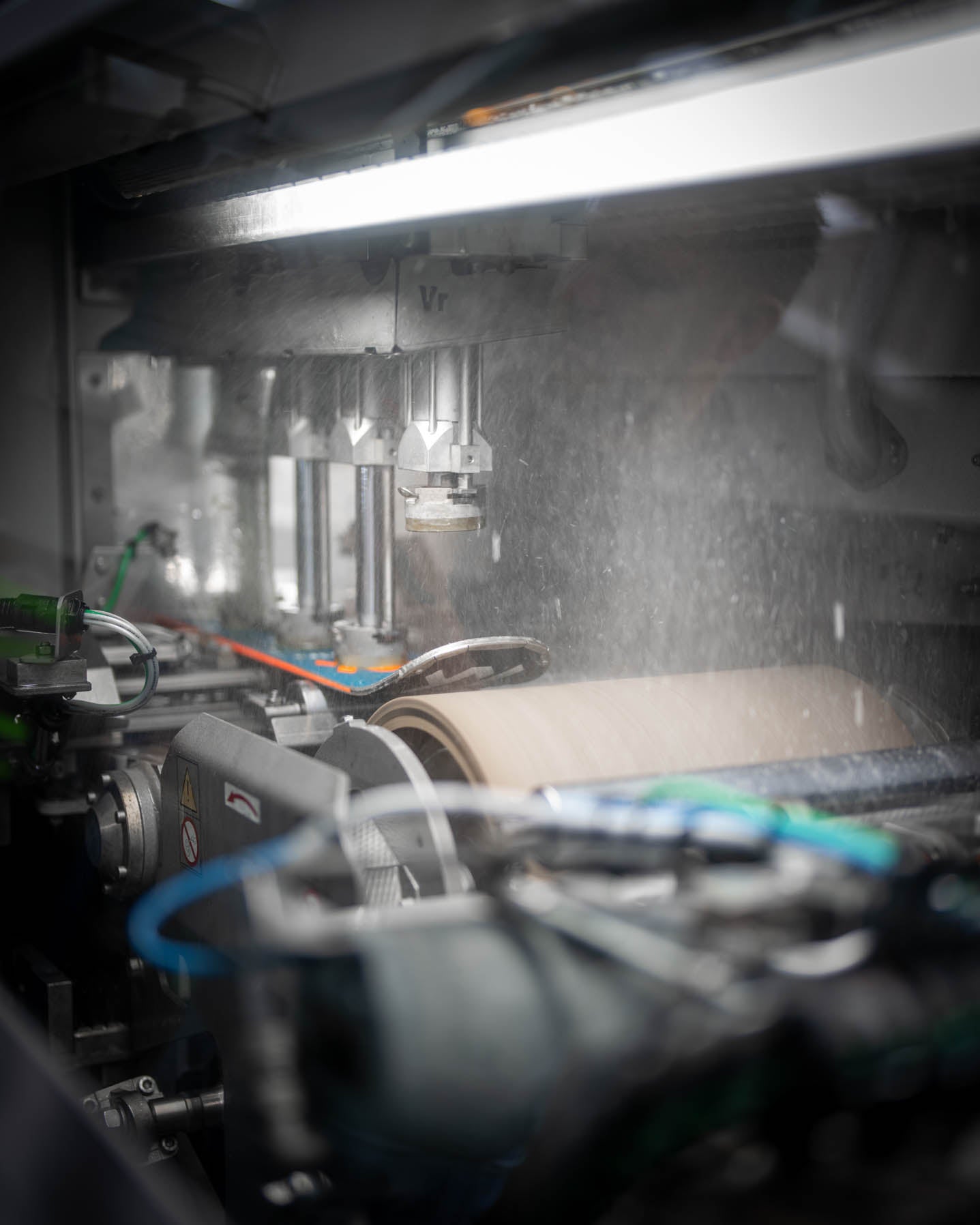 Ski-Belagsstrukturierung mit modernster Wintersteiger Jupiter Schleifmaschine inklusive V-Edge Tuning – professioneller Skiservice für optimale Gleitfähigkeit und präzise Kantenbearbeitung